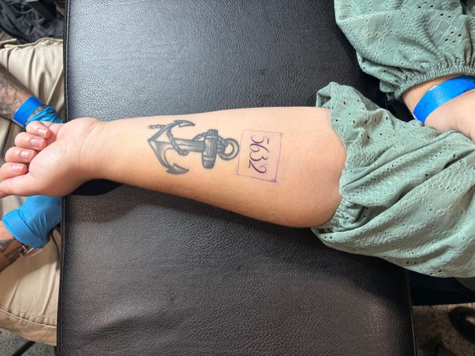 La pose du stencil, une étape essentielle avant le tatouage.