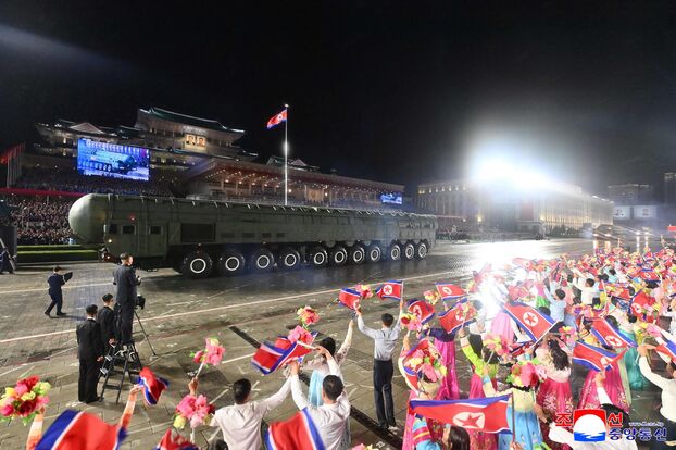 Misiles balísticos, tanques… Corea del Norte presenta sus nuevas armas