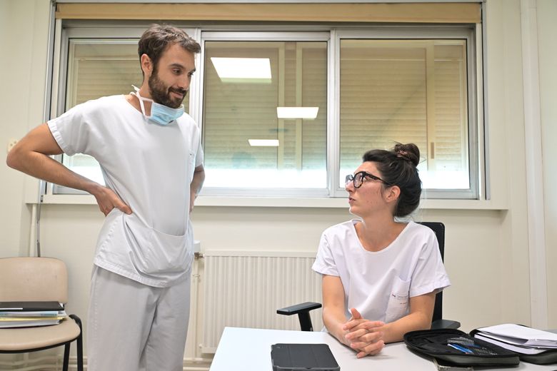 El doctor Jean-Mathieu Mastantuono junto a Marion Cejudo, enfermera del centro de dolor.