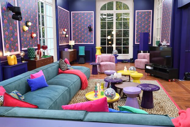 El salón y el foyer evolucionan ligeramente en tonos azules y violetas