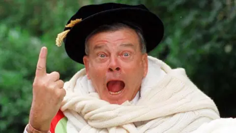 Dickie Bird celebrando