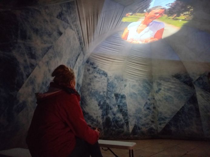 Durante el filme proyectado en el segundo seno, se descubre la historia de la remisión de Alice, de 50 años.