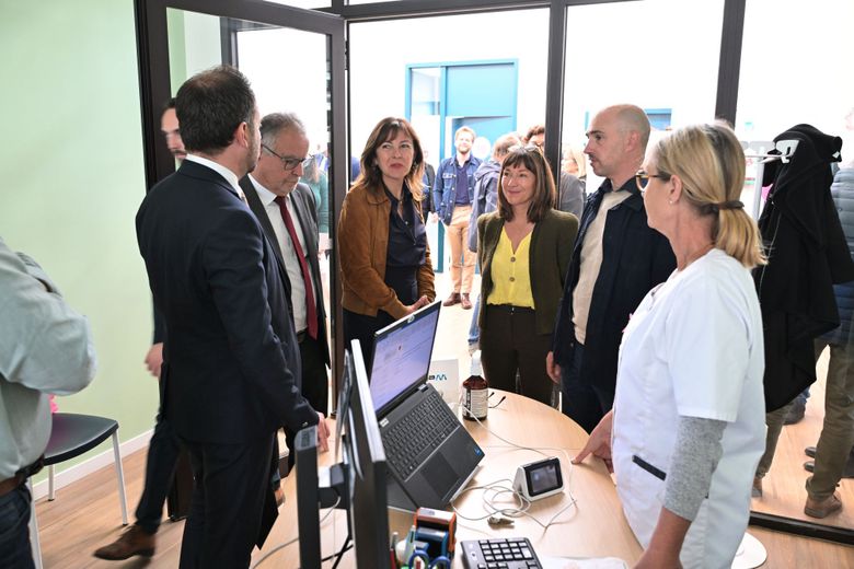 Carole Delga dialoga con profesionales de la salud.