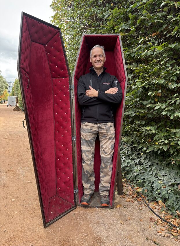 Bertrand Julhès, el director de Fêtes & feux, se presta al juego de las fotos posando en uno de los ataúdes instalados en las sendas del parque André-Citroën.
