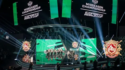 Jugadores de esports en un escenario