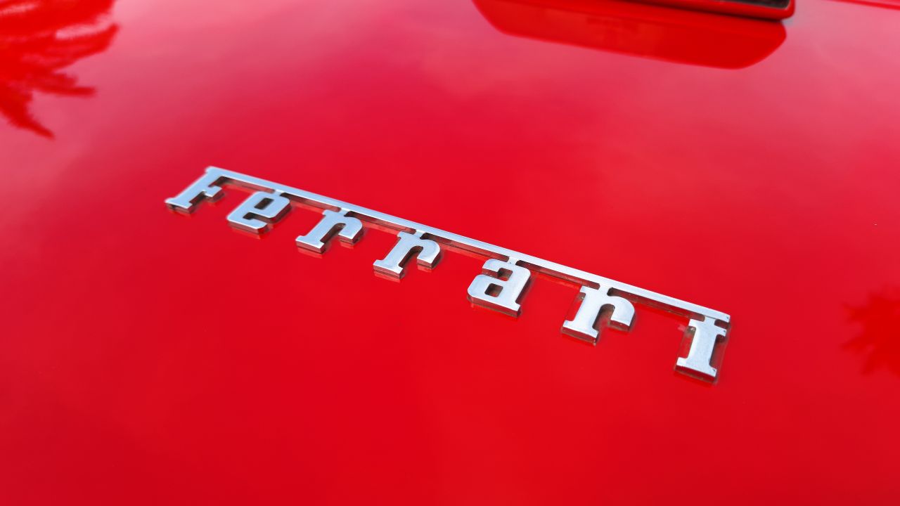 4 motores, suspensión activa, autonomía XL... Ferrari promete emociones con