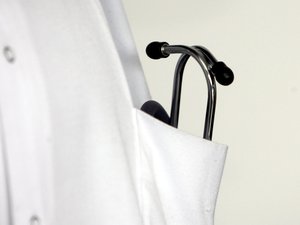 Acusado de maltrato y violación por pacientes, un urólogo suspendido