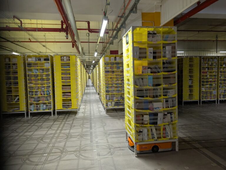 Amazon inaugura en Francia su mayor almacén robotizado de un