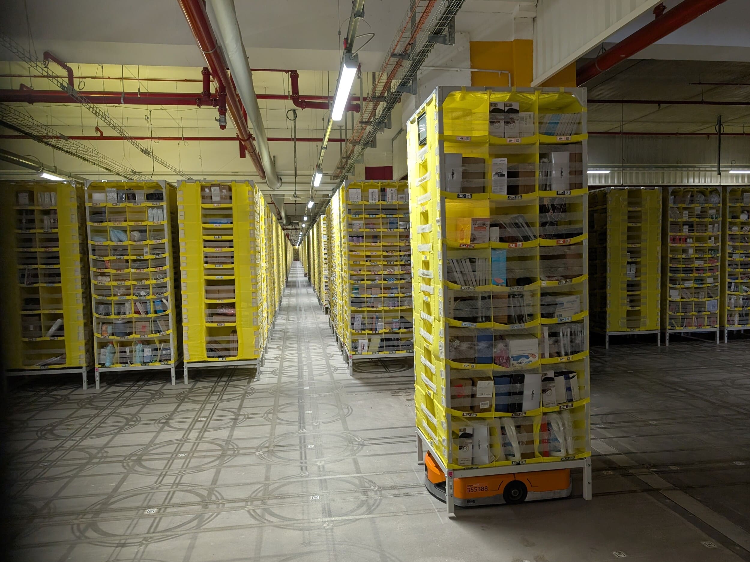 Amazon inaugura en Francia su mayor almacén robotizado de un