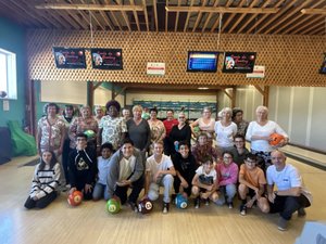 Bowling intergeneracional, un bonito encuentro entre jóvenes y ancianos en
