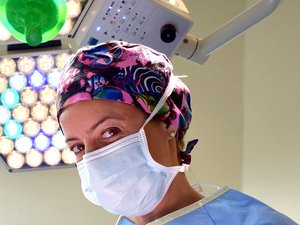 Cáncer de mama muy agresivo: una cirujana quiere cambiar las