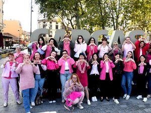 Carcassonne. Un paseo danzante por las calles para Octubre Rosa.