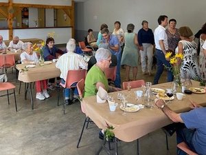 Cena bailable de los ancianos: tradición respetada en Ladevèze-Rivière.
