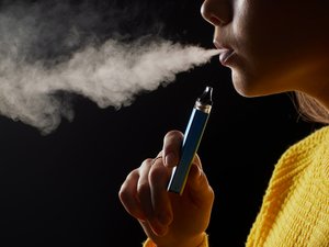 Cigarrillo electrónico: la OMS alerta sobre "una ola de dependencia