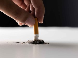 Dejar de fumar, incluso tarde en la vida, retrasa el