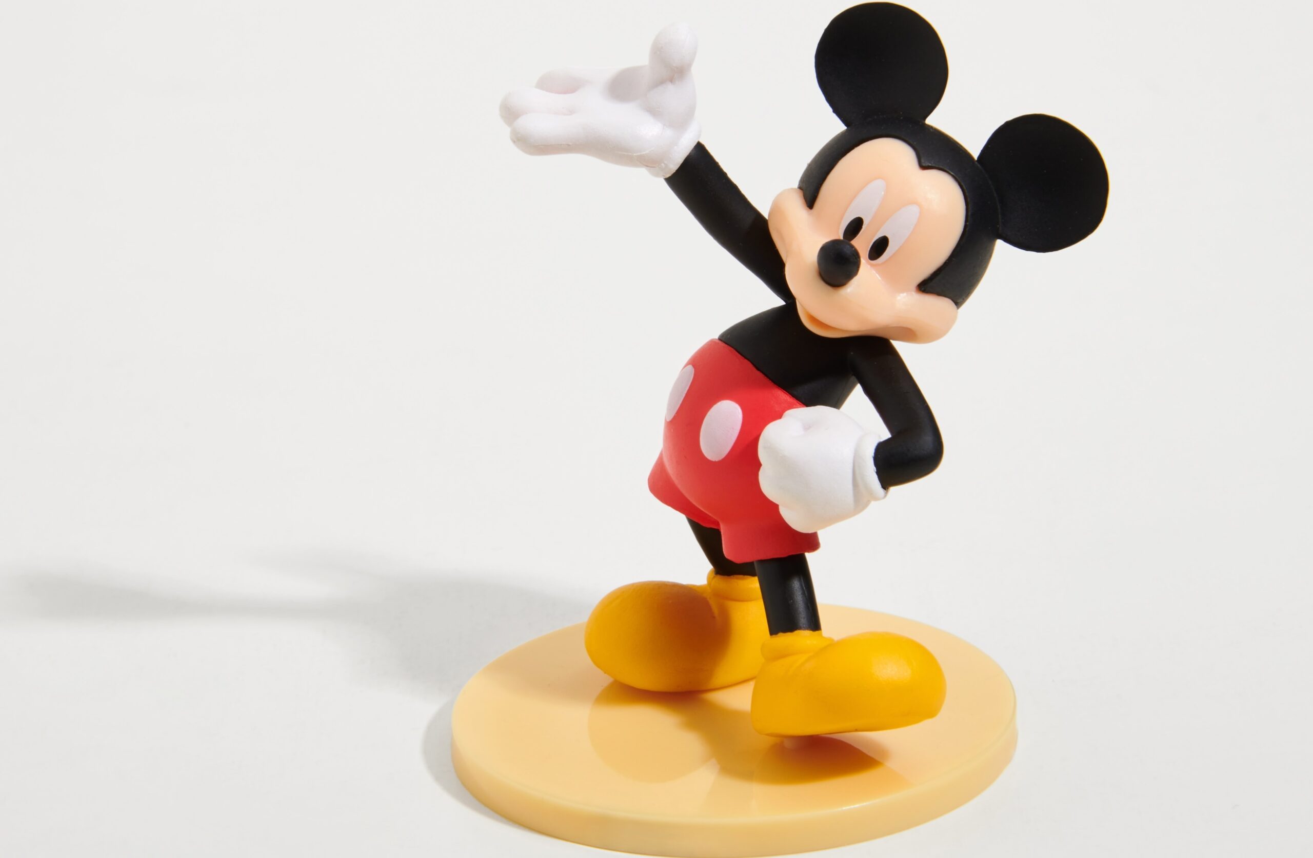 Disney aprieta las tuercas a los clones de IA de