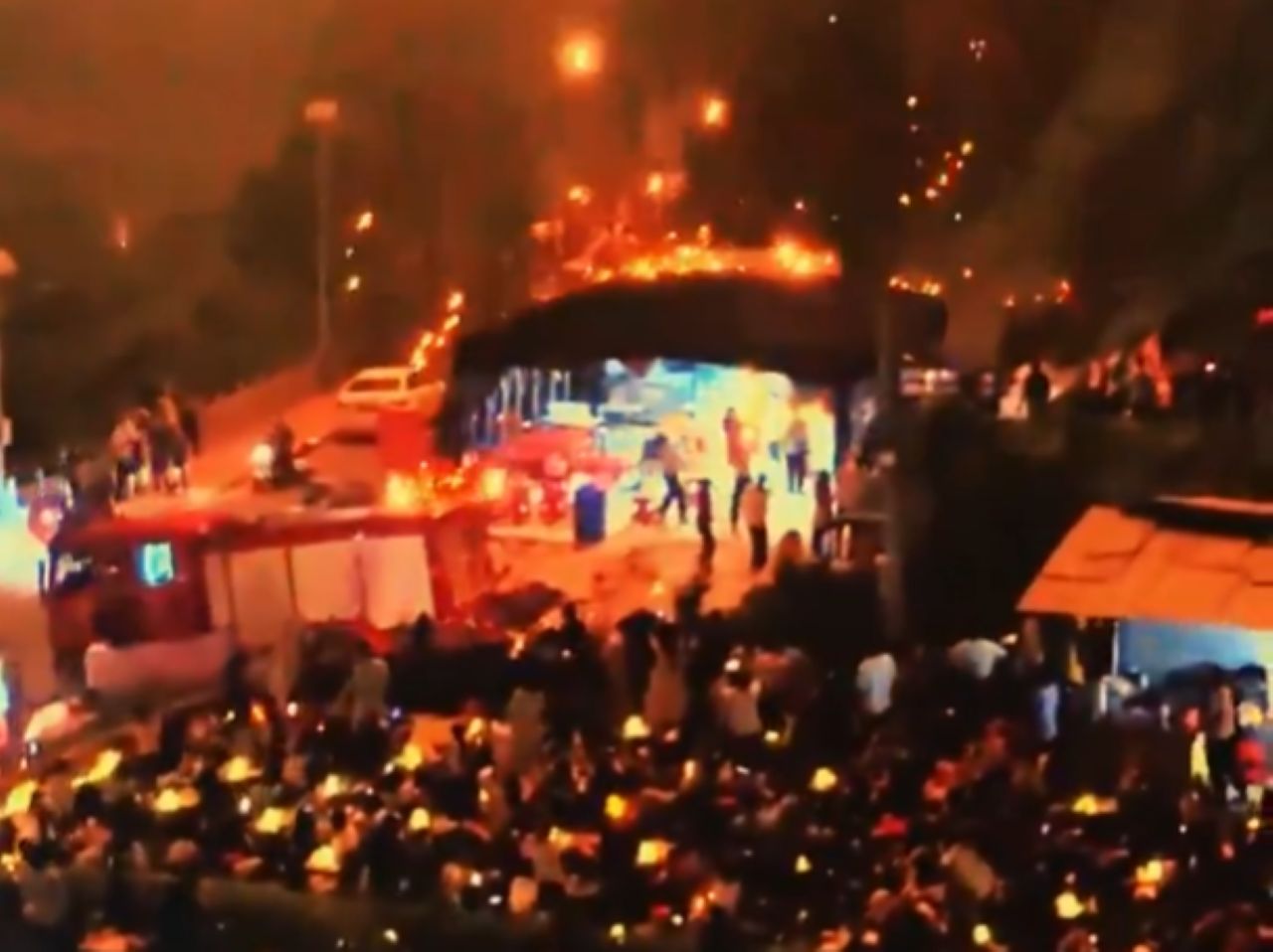 Drones siembran el pánico durante un espectáculo de fuegos artificiales.