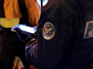 Ebrio, un senador del LR fue esposado y llevado a