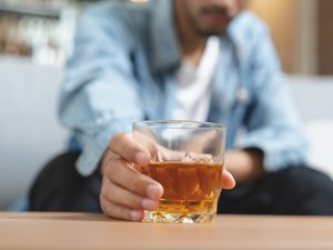 El alcohol: una causa principal de cáncer a menudo ignorada.