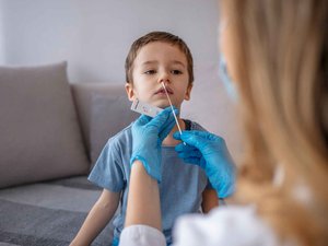 El riesgo de Covid largo se duplica en niños tras