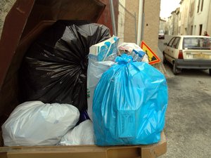 Él vive en medio de montañas de basura y defeca