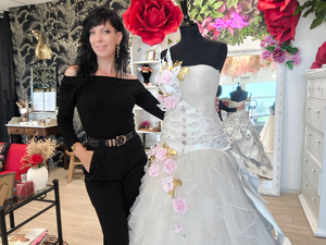 En Agen, el showroom Des Idées Folles viste Octubre Rosa.