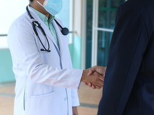 Este doctor de 64 años recorrerá más de 100 km
