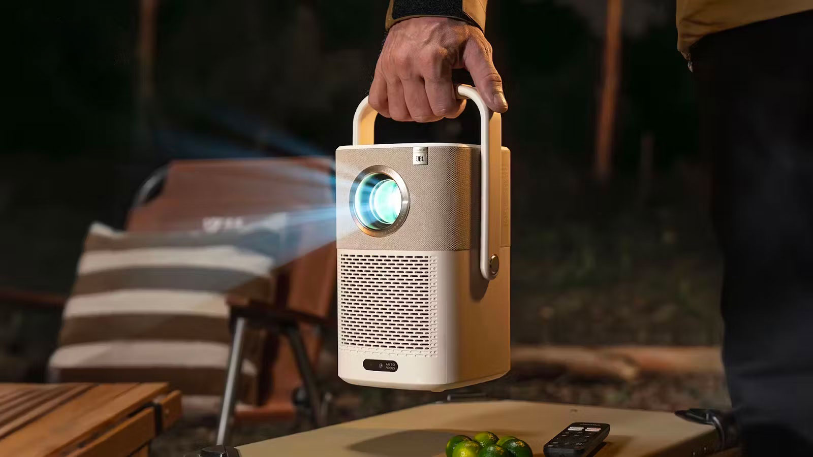 Este proyector portátil Full HD con altavoz JBL y conexión