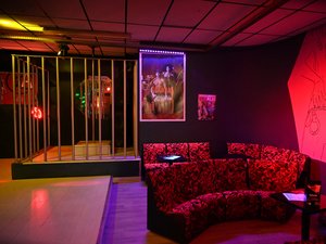 Fiestas privadas: clubes libertinos atacan sitios de citas por competencia