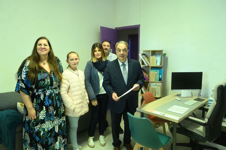 Inauguración del local en presencia de importantes miembros de la comunidad