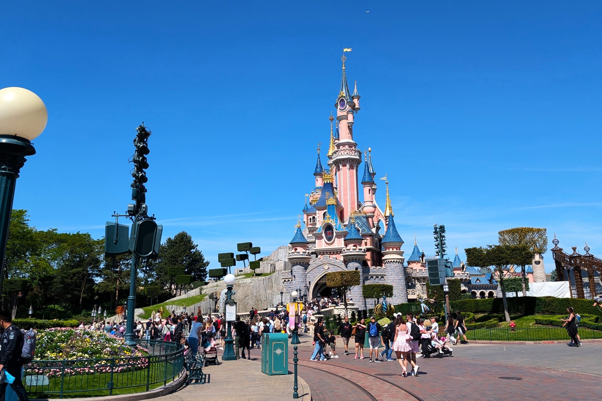 No, no es una estafa, Disneyland París ofrecerá a sus