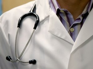 Palpaciones testiculares y del pene, inicio de la masturbación: un