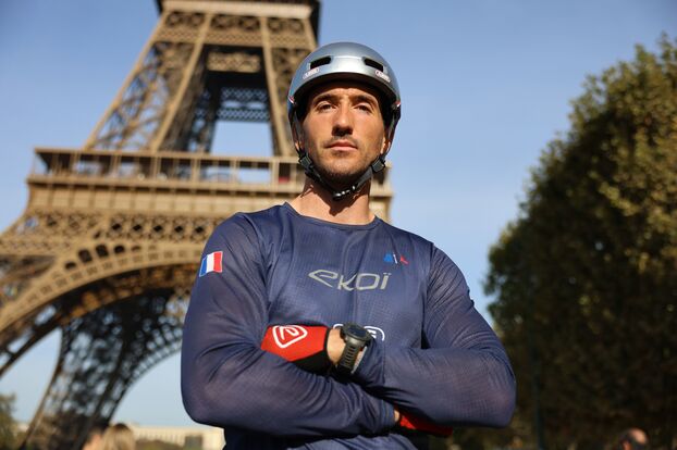 París: un campeón de MTB sube en bicicleta los 686