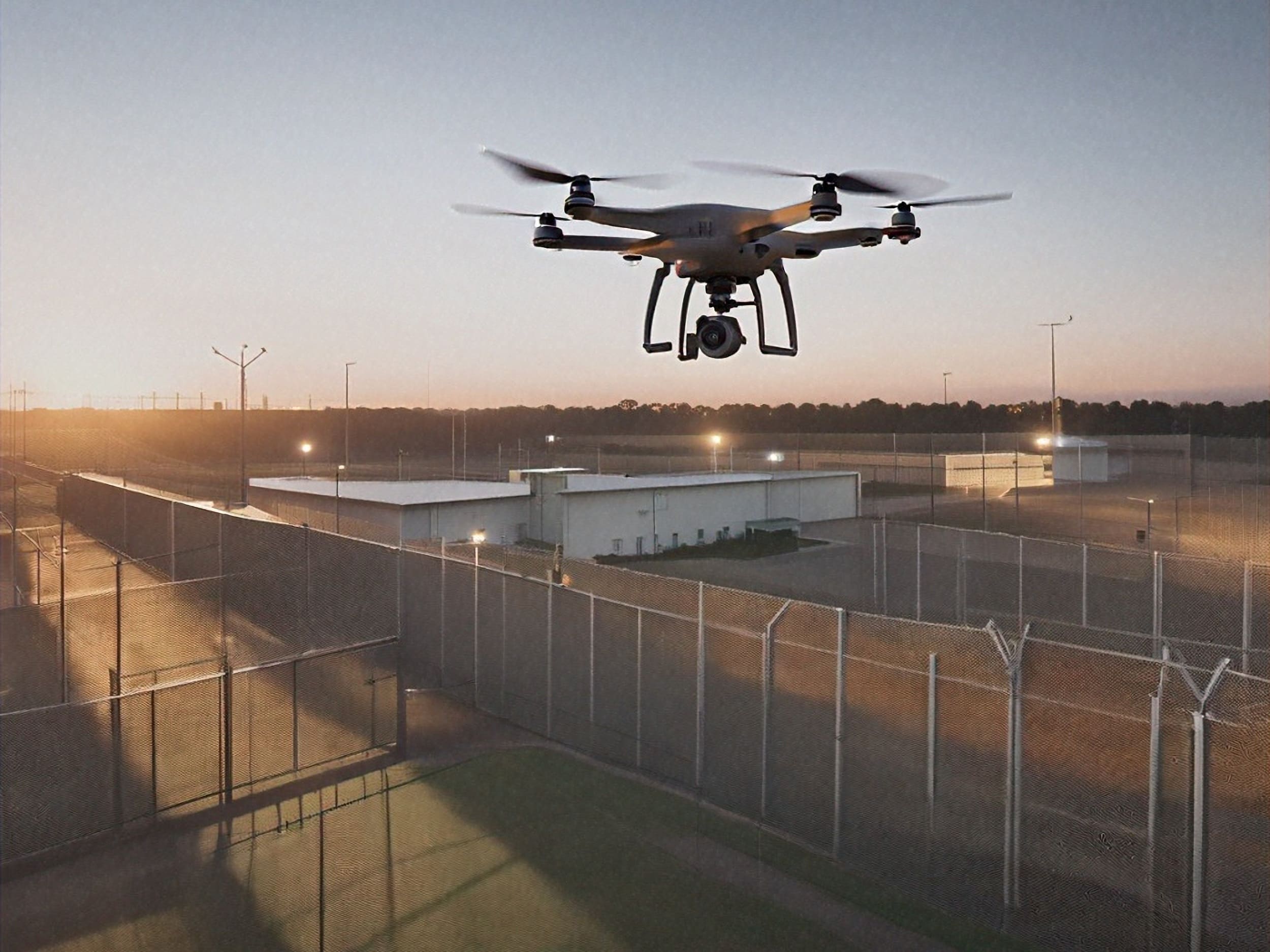Pilotaba un dron cargado de teléfonos sobre una prisión en