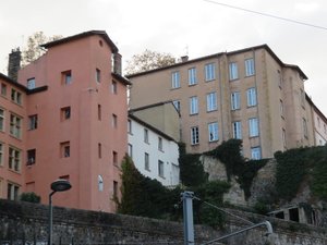 Se separa y toma inquilinos subarrendados para aliviar el alquiler,
