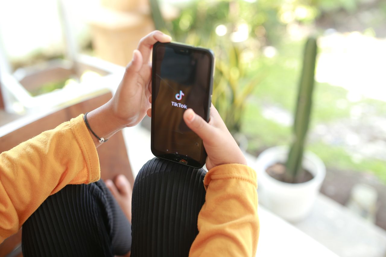 TikTok recomendaría pornografía a los niños, según una investigación.