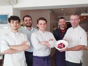 Un menú en honor al Octubre Rosa en un restaurante