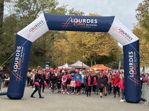 Una ola rosa en el Lago de Lourdes por una