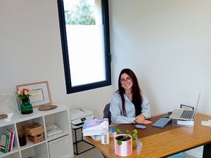 Una osteópata se instala en la casa de salud.