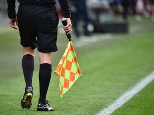 VIDEO. Fútbol: el árbitro detiene el partido antes de que