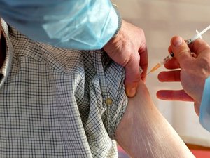 Vacunación contra la gripe obligatoria en residencias de ancianos: cuatro
