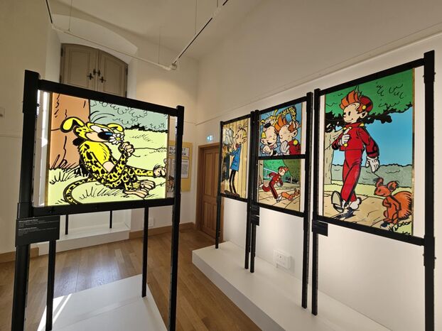 Vidriera y cómic: los héroes del noveno arte se iluminan