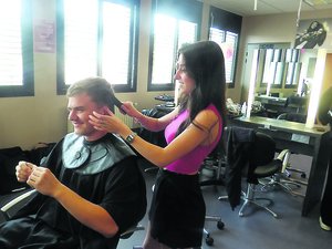 "Vine para participar en Octubre Rosa": se cortan el pelo