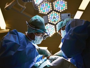 ¿Facturaba operaciones realizadas por otros cirujanos? Un doctor acusado de