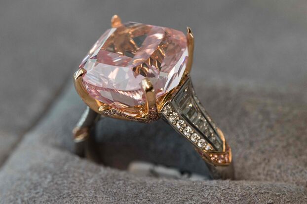 La 'Rose Éclatante', un diamante rosa vivo, pesa 10,08 quilates. AFP/PIERRE ALBOUY.