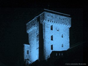 ¿Por qué el torreón del castillo de Lourdes está iluminado