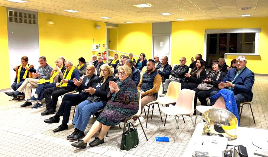 Echarpes amarillas del AFM Téléthon en la sala.