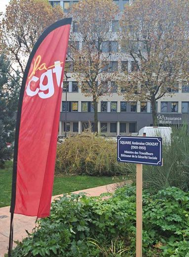 El cortejo se reunió frente a la Bourse du travail antes de avanzar hacia la plaza au Bois, rebautizada como square Ambroise Croizat.