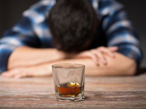 A partir de 3 copas de alcohol al día, el