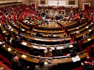 Alcohol en la cafetería de la Asamblea: un informe recomienda